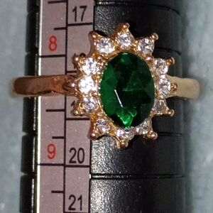 Elegant Green and Gold Women's Ring